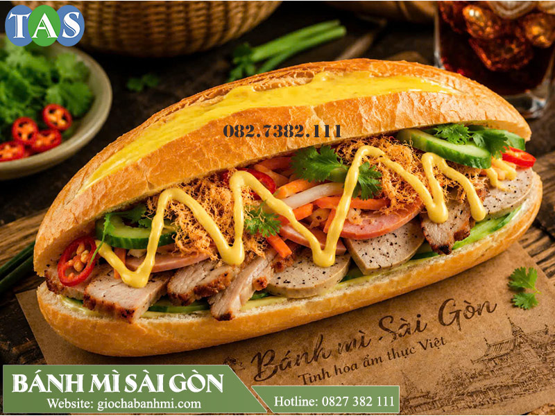 <món bánh mì thịt nguội được phết bởi bơ trứng gà>