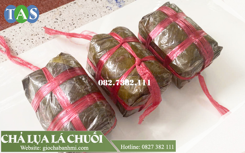 chả lụa nóng gói lá chuối dây đỏ