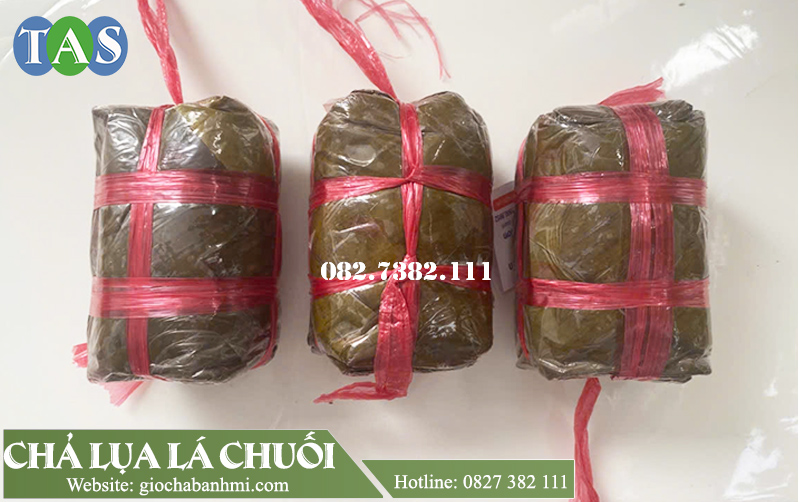 Chả lụa gói lá chuối dây đỏ