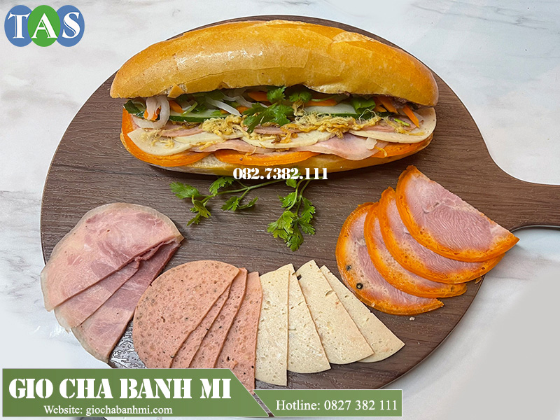 hình ảnh một ổ bánh mì chả, thịt nguội với rất nhiều loại nhân khác nhau