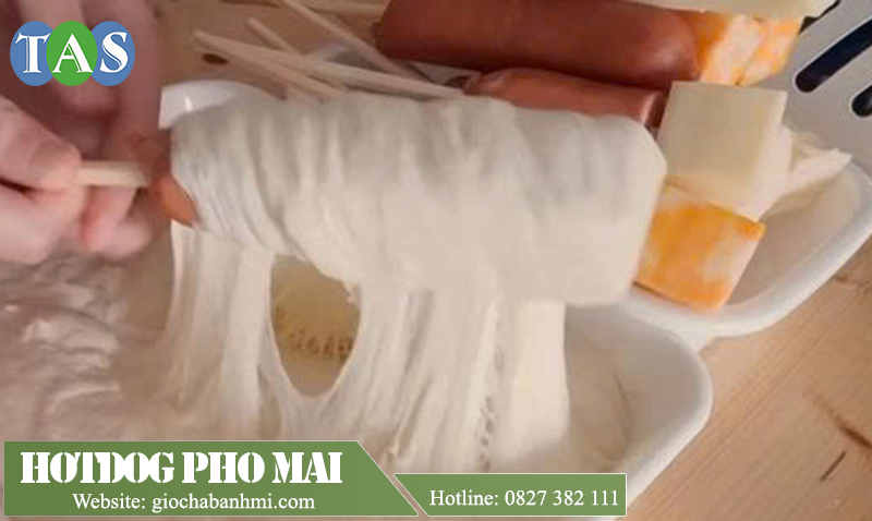 hình ảnh một công đoạn khi làm món hotdog hàn quốc