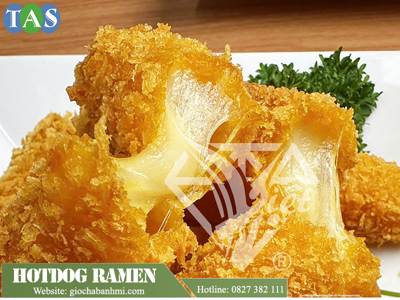 Hotdog phủ ramen chiên giòn